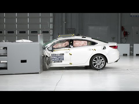 2016 Mazda 6 driver-side small overlap IIHS crash test