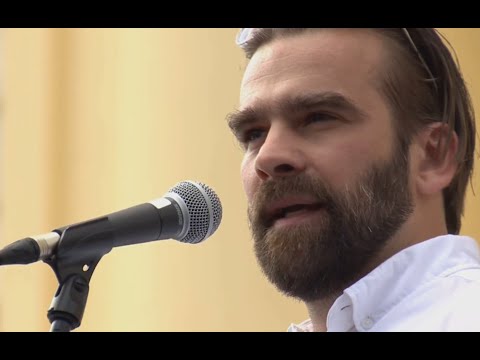 Óriási erővel szavalta el Ady versét Magyar Péter debreceni tüntetésén Rusznák András