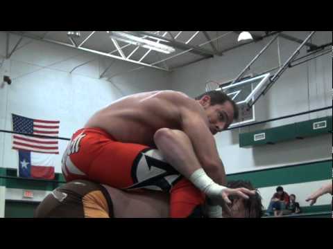 SIGN GUYS CORNER AT IPCW ON 6-3-12 MIKE DELL VS JAMES CLAXTON.mpg