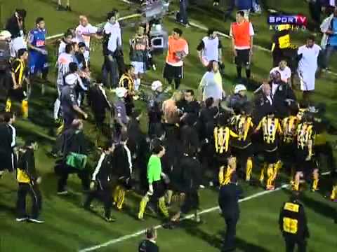 Briga Santos e Peñarol -Briga entre jogadores do Santos e os uruguaios tumultua o fim da partida
