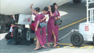 Pramugari Lion Air berteduh di Bawa Pesawat Menunggu Penumpang Turun di Bandara Ngurah Rai Bali Mp4 3GP & Mp3