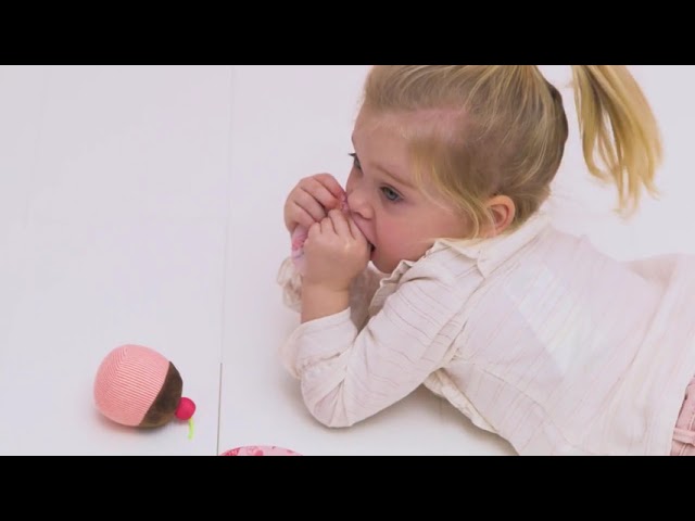 Vídeo relacionado con Lilliputiens - Libro de actividades en tela - Buenas noches Pequeña Zorra - Ritual de buenas noches interactivo para niños con accesorios - 28 x 22 cm - Desarrolla la motricidad - Desde 18 meses,83271