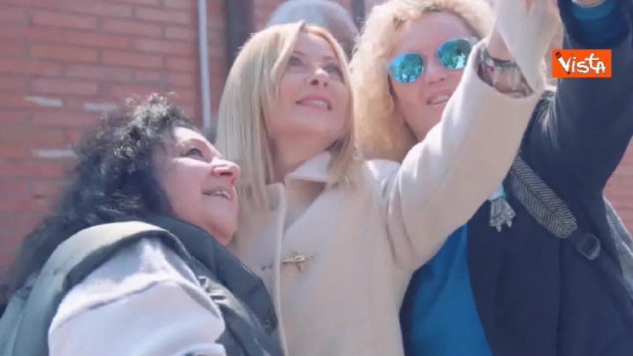 Meloni si fa un selfie con delle sostenitrici dopo il voto per il referendum sulla giustizia