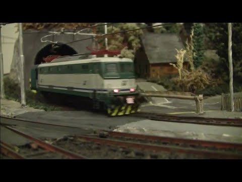 E424 con carrozze piano ribassato XMPR [fermodellismo scala H0]