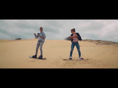 Lola startet ihre Abenteuer-Safari beim Sandboarding - Südafrika