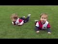 Babysupporters kruipen door de Kuip