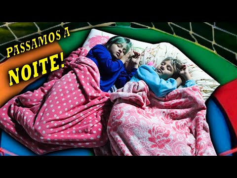 PASSAMOS A NOITE NA CAMA ELÁSTICA! | Mayumi