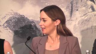 THE HUNTSMAN (2016): Emily Blunt "Was like dragging a man".