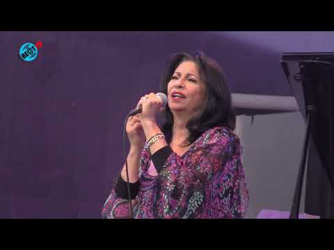 Laura Fygi betovert publiek met optreden op Canadaplein in Alkmaar (7 augustus 2022)