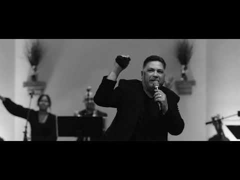 Luis Santiago cantando Decidido