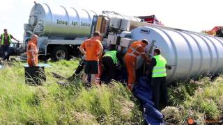preview picture of video 'Vrachtwagen op z'n kant na ongeval op de A59 bij Raamsdonk (2014-06-11)'