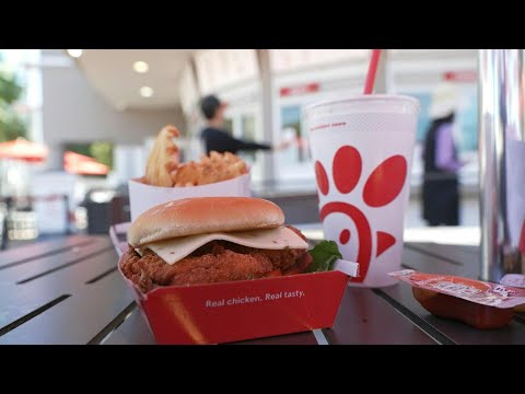 Video Thumbnail: California fast food workers hail pay hike | AFP