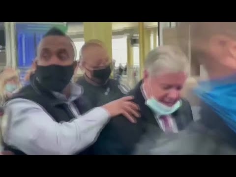 "裏切り者！トランプ支持者がリンゼイ・グラハム上院議員を罵倒 - ニュース ('Traitor!' Trump supporters heckle Senator Lindsey Graham - News)