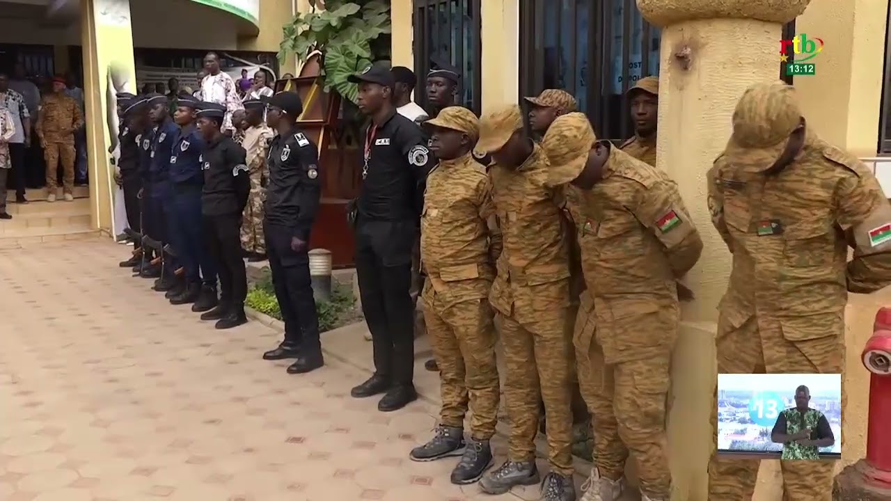 Montée des couleurs  : les Serviteurs du Peuple exhortés au respect des valeurs patriotiques