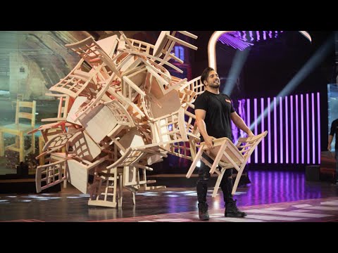 El espectáculo de David Bustamante para hacer una escultura con 40 sillas - El Desafío