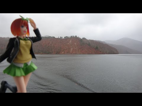 O maior lago represado do Japão em folhas de outono, Oku-Tadami Lake Pleasure Boat 3 Retorno - Meninas em uniformes JK, Ossie e os Quintuplos Quintessenciais Yotsuba Nakano