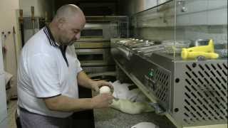 preview picture of video 'Pizzateig - Herstellung für original italienische Pizza - Dem Nachwuchs wird gezeigt, wie es geht.'