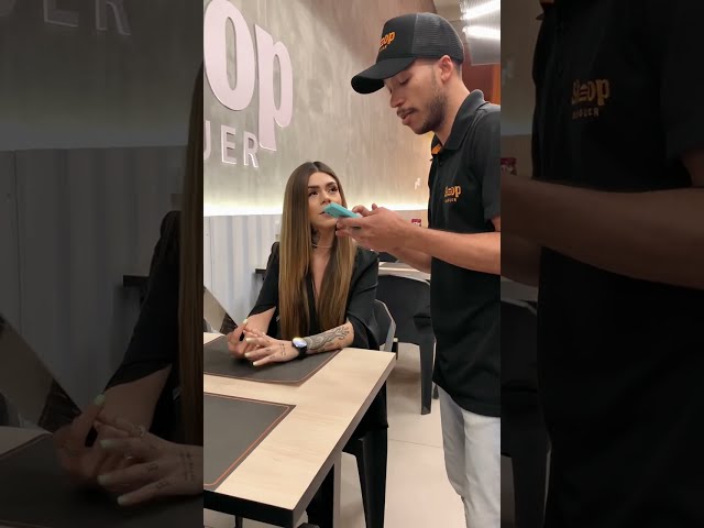 Produção de conteúdo para hamburgueria, onde usamos takes demonstrando a experiência do cliente, processo de produção, atendimento e o estabelecimento.