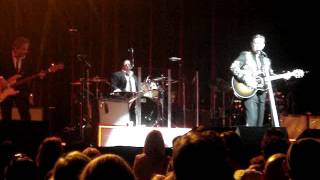 Chris Isaak in Detroit, Michigan - Down in Flames