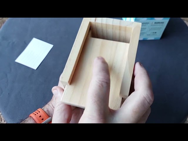 Vídeo relacionado con El molesto regalo con dedo: divertida caja de regalo con sorpresa de dedo medio y juguete de tornillo 3D. Broma emergente para diversión y entretenimiento en la oficina, como decoración del hogar o