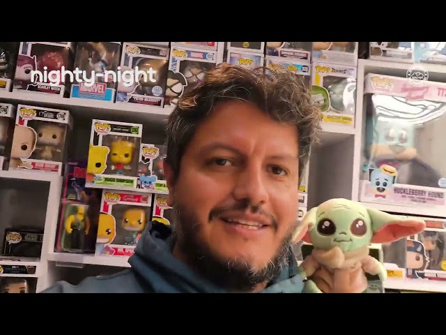Vídeo relacionado con Sudadera navideña de Mandalorian de Star Wars | Suéter navideño para niños | Sudadera acrílica de Navidad con estampado de Grogu de Star Wars para niños | Regalos de Mandalorian para niños, azul, 8-9