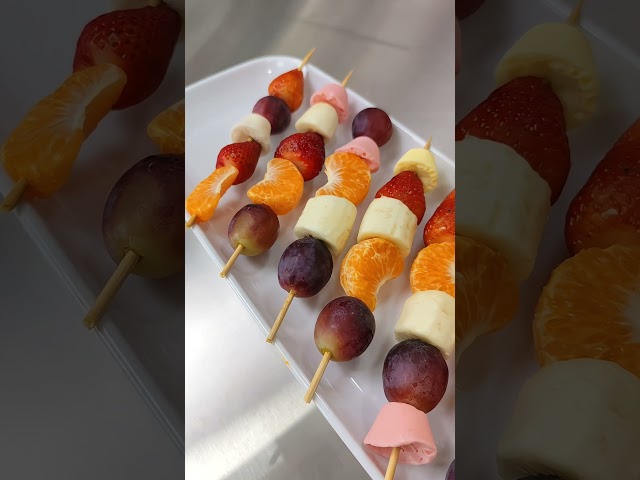 Vídeo relacionado con 200 brochetas de cóctel, brochetas de fruta, brochetas para aperitivos infantiles, de plástico, 4 formas: flamenco, espada, notas musicales, póker, palillos de dientes para fiestas, palillos para snac