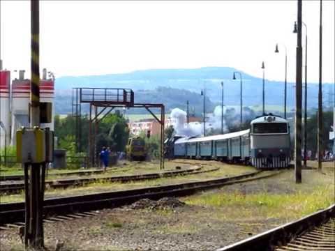 "Císařský vlak" s "brejlovcem" 753.001 + parní 475.179 odjíždí z neelektrizované Kadaně, 29. 8. 2015