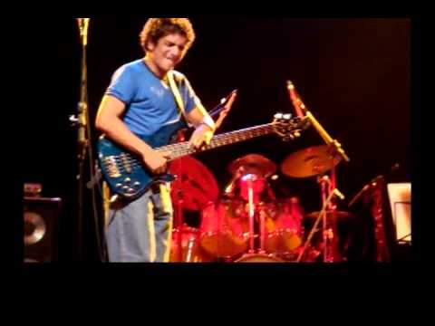 Arthur Maia tocando em show e comentando sobre parceria com a Groove