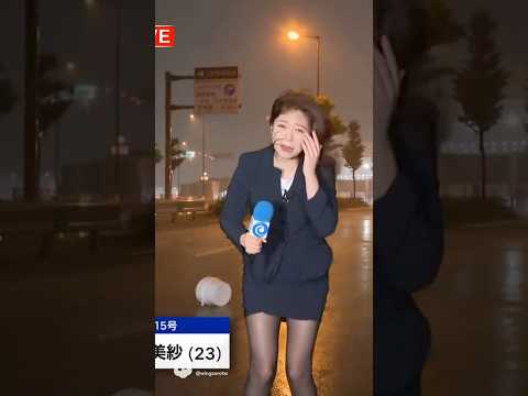 ミニスカ女子アナの中継中に台風でバケツが顔面直撃