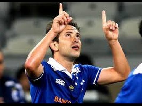 Os dribles espetaculares de Everton Ribeiro em 2013