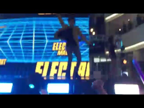 [160426] f(x) Amber & Luna performing Wave