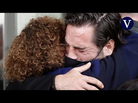 David Bustamante rompe a llorar en el entierro de Àlex Casademunt
