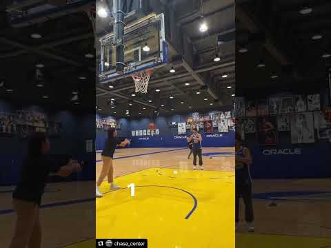 Ricardo Arjona visita el Chase Center de Wolden State Warriors.