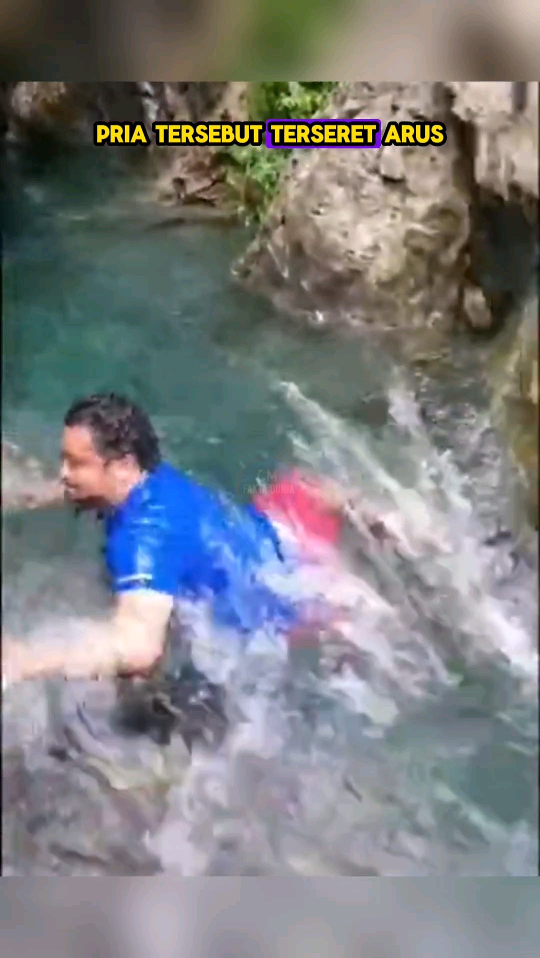 Jangan coba-coba mendekati tepi air terjun yang tinggi, ya! 😅 Keindahan Curup memang memikat, tapi keselamatan tetap no...