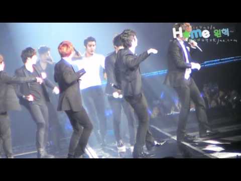 120316 What's with the arm? #WonHyuk in Rokuko @ SS4BKK [siWONHYUKjae]