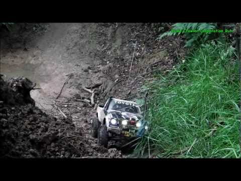 1:10 RC Oshkosh M977 HEMTT & SCX10 Toyota Warlord Hilux im Wald