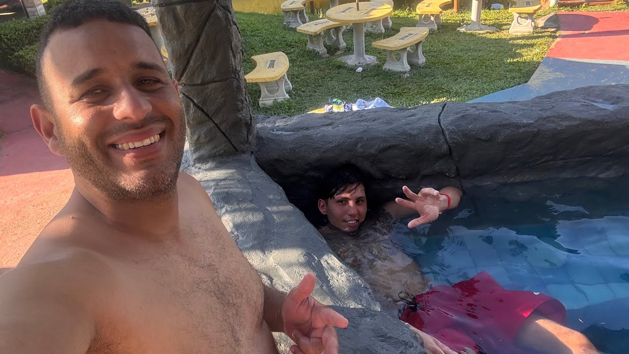 LEVEI O WESLEY PARA TOMAR BANHO NA PISCINA DE AGUA QUENTE 