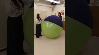 巨大風船割りにチャレンジ (4)　Giant Balloon Popping Challenge (Part 4)