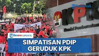 Ratusan Simpatisan PDIP Merahkan Halaman Gedung KPK saat Hasto Diperiksa, Bawa Spanduk Adili Jokowi
