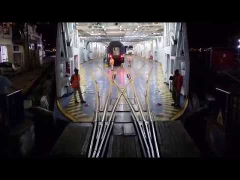 Train loading in ferryboat - Ingresso di un treno nel traghetto