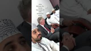 preview picture of video 'لحضة اسلام وزير داخلية الولايات المتحدة الأمريكية السابق في سلطنة عمان'