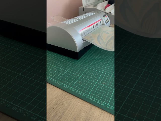 Vídeo relacionado con Grafoplas - Carpeta 3 Solapas, Cartón Forrado, Tapa Dura, Tamaño Folio, Diseño Manga, Bits&Bobs Pop Up Design, Plastificado Soft, Suave al Tacto, Certificado FSC, Ideal como Material Escolar