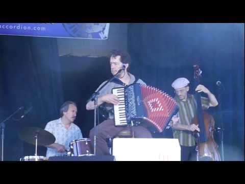 Dan 'Daddy Squeeze' Newton & the Cafe Accordion Orchestra - Songe d'Automne.MOV