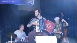 Dan 'Daddy Squeeze' Newton & the Cafe Accordion Orchestra - Songe d'Automne.MOV