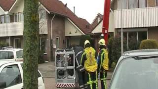preview picture of video 'Uitklappen Hoogwerker 2151ODZ bij schoorsteenbrand losser'