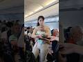 Pramugari Cantik Super Air Jet Gendong Penumpang Dalam Pesawat