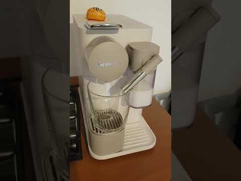 Nespresso Lattissima One - Erogazione cappuccino