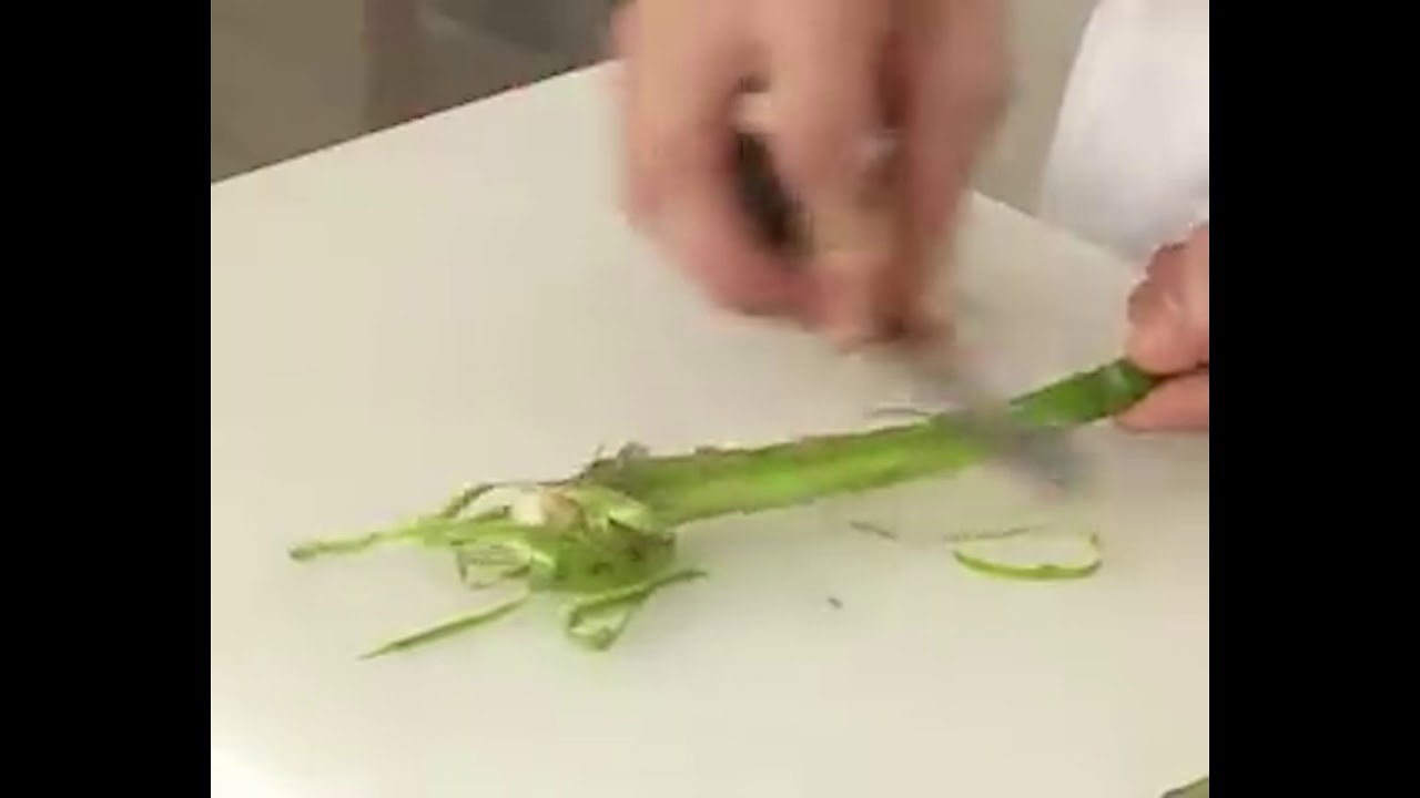 Eplucher des asperges vertes