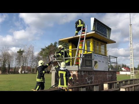 Sprecherhaus auf Sportplatz brennt