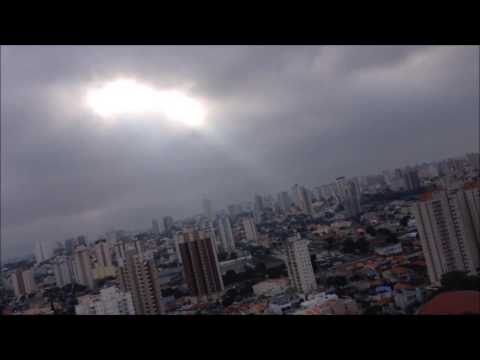 Sons de trombetas são ouvidos no céu de Santo André - SP 18/12/16